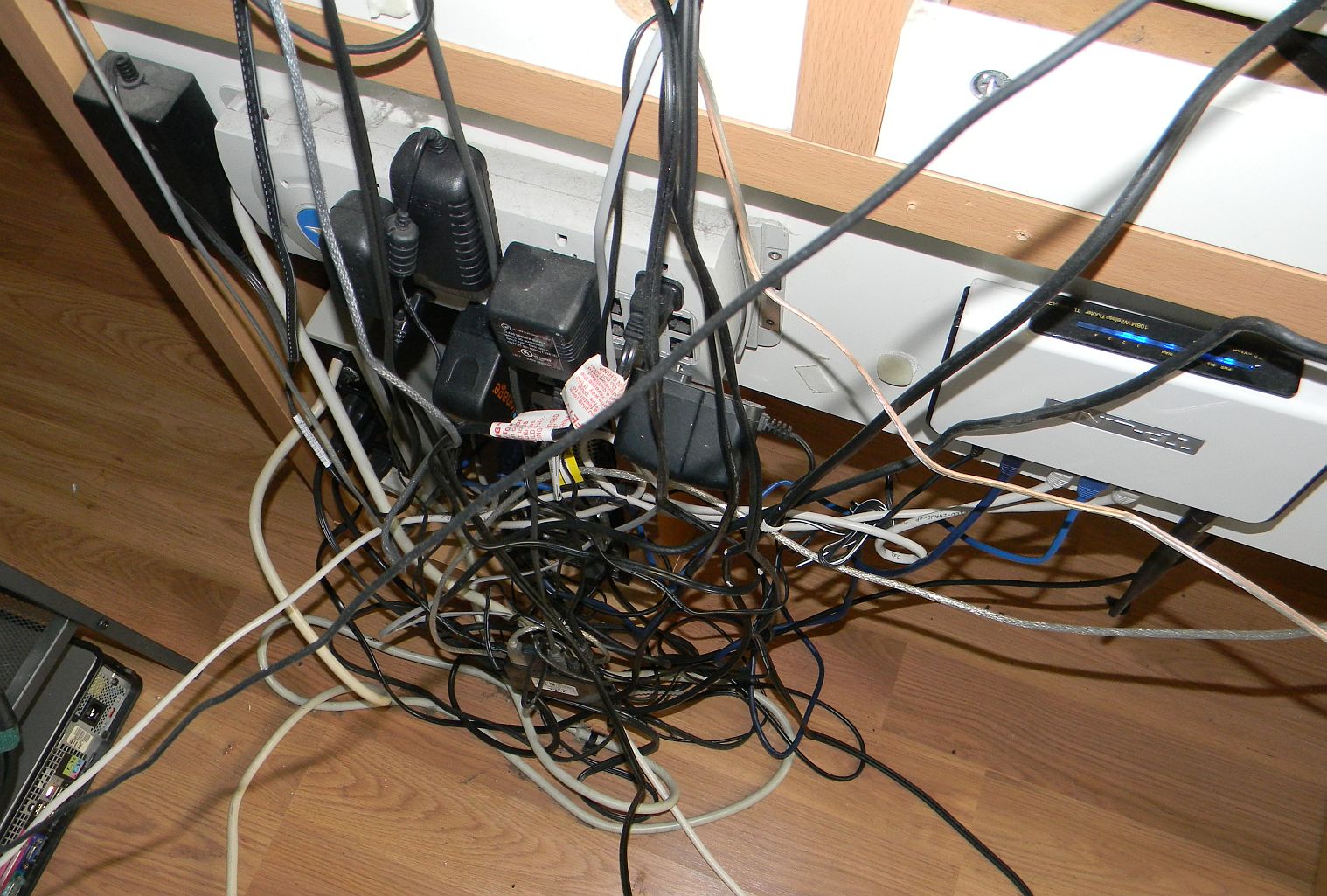 Computer cables. Провода в офисе. Куча компьютерных проводов. Много проводов от компьютера. Свисающие провода компьютерные.