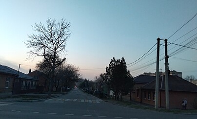 Трёхмерные колонны в серо-фиолетовой синеве